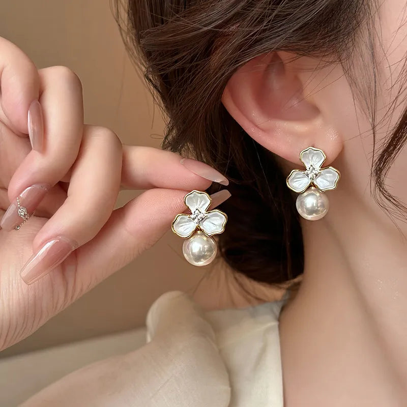 1 Pair Elegant Classic Style Streetwear Flower Inlay Alloy Artificial Pearls Drop Earrings