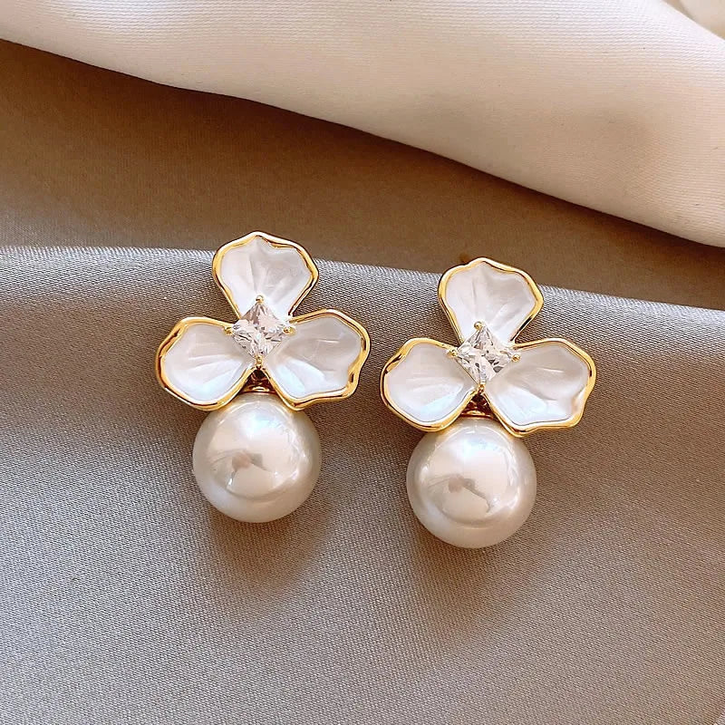 1 Pair Elegant Classic Style Streetwear Flower Inlay Alloy Artificial Pearls Drop Earrings