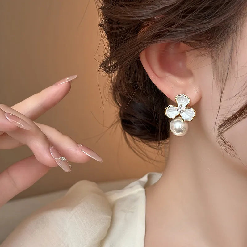 1 Pair Elegant Classic Style Streetwear Flower Inlay Alloy Artificial Pearls Drop Earrings
